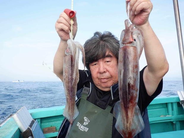 「来ました！大型スルメイカと小さめ（通称“ニセイカ”）の一荷！」。 &copy;釣りビジョン