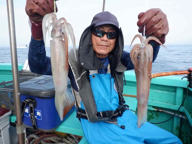 「スルメが重くて！トシだからキツいよ！」。いえいえ、まだまだイケてますよ！ &copy;釣りビジョン