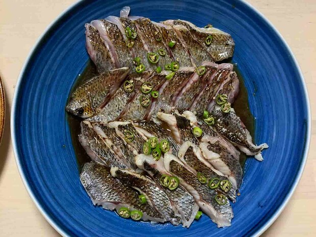 クロムツの炙り刺身、青唐辛子ポン酢で頂いた。 &copy;釣りビジョン