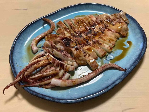 肴は炙ったイカでいい♪干したスルメの炙り、間違いない！ &copy;釣りビジョン