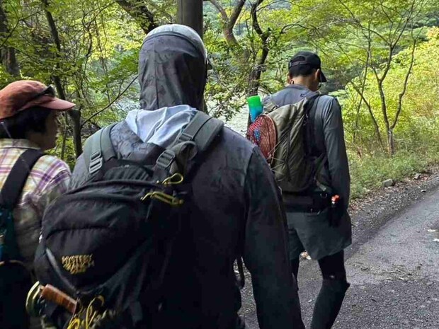 川に沿って伸びる林道から入渓点を目指す。ちなみに、写真に写っているのは友人。たまたま遭遇し、途中まで一緒に歩いた。