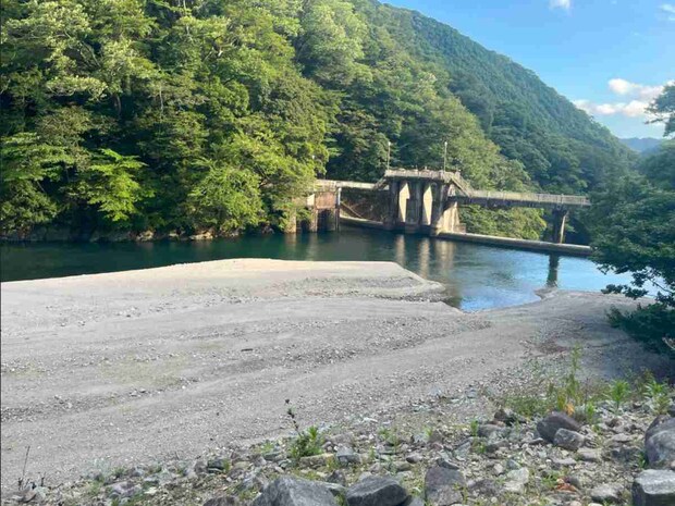 林道沿いにある小さなダム湖。ここは釣り禁止。