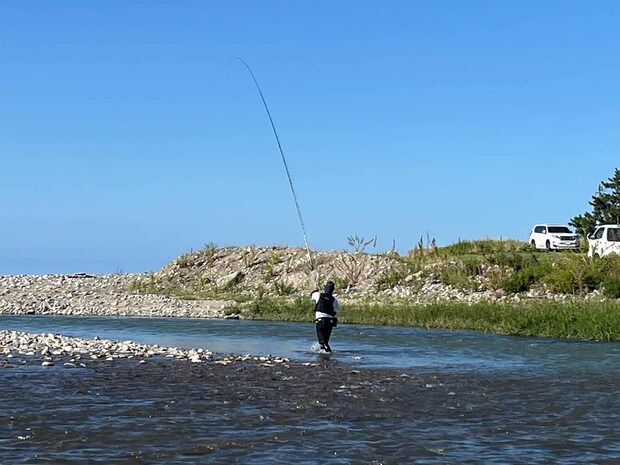 下流の深場では何度も大きく竿を曲げた！ ©釣りビジョン