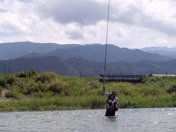 ヘチの黒い石を狙ってナイス！良型！ ©釣りビジョン