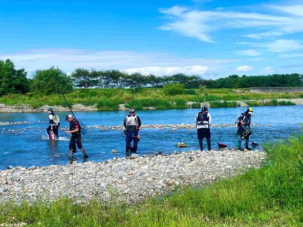 皆思い思いのポイントへ！入川口の浅場には青ノロも多く見られた。 &copy;釣りビジョン