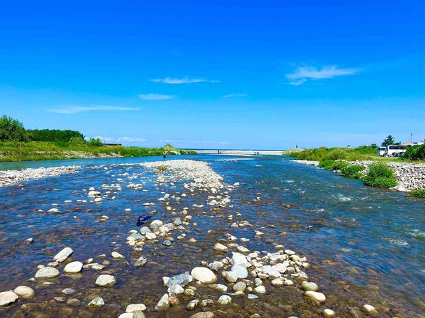 ポイントはバラエティーに富んでいる！浅場でも石色の良い場所では好反応！ &copy;釣りビジョン