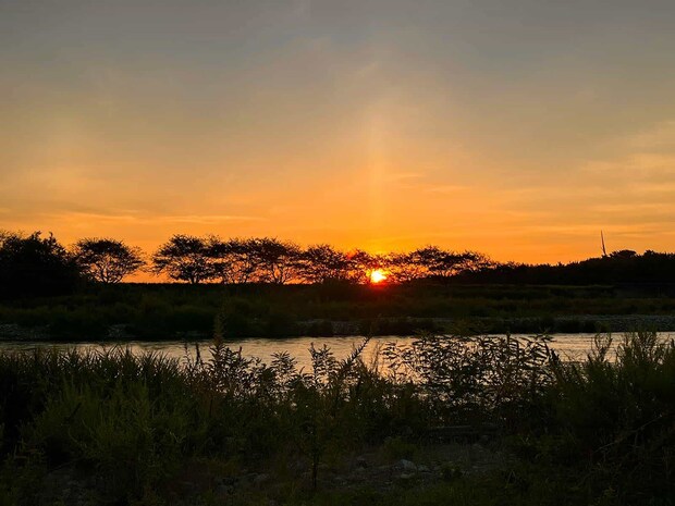 こうして日が暮れるたびに、潮風吹く小川の鮎たちは色付いていくことだろう！また会う日まで！ &copy;釣りビジョン