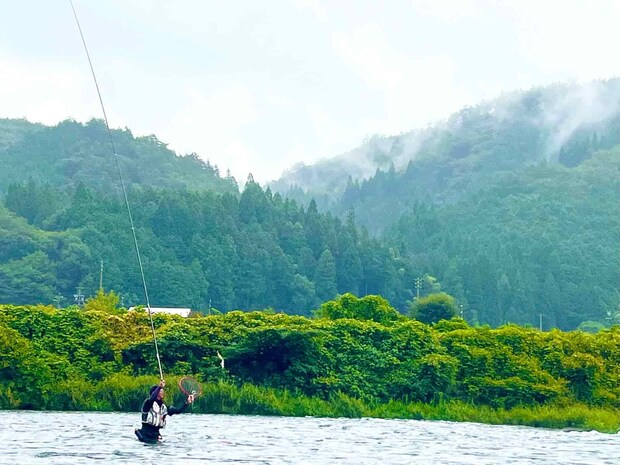 対岸の友人はカケアガリのポイントで良型鮎を連発だ！ &copy;釣りビジョン