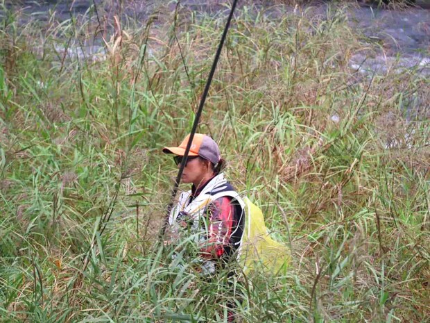 草むら釣法は不発…。顔が蜘蛛の巣だらけになっただけ（笑）。 &copy;釣りビジョン
