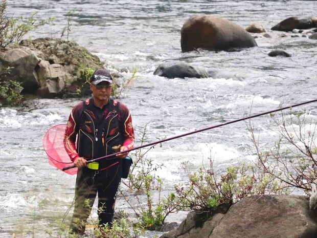 本流で竿を出した友人は順調に釣果を重ねた。 &copy;釣りビジョン