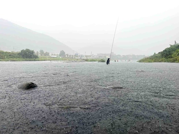 今年もきましたシャワー雨！D's杯恒例となりそうな雨だ（笑. &copy;釣りビジョン