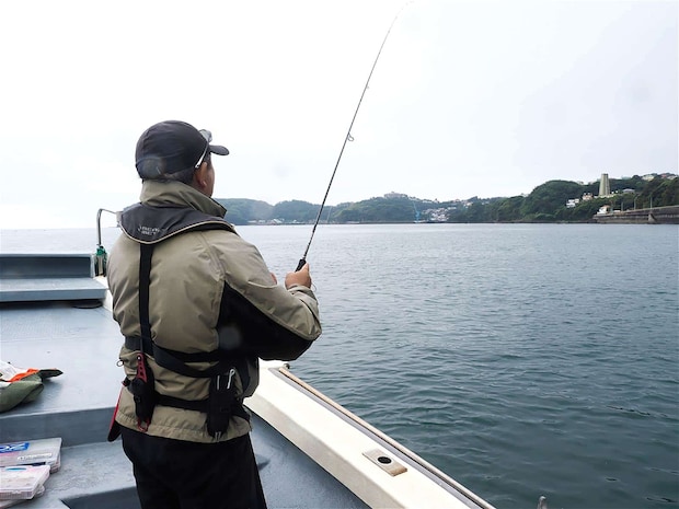 ロッドはエギングロッドを代用する。 ©釣りビジョン