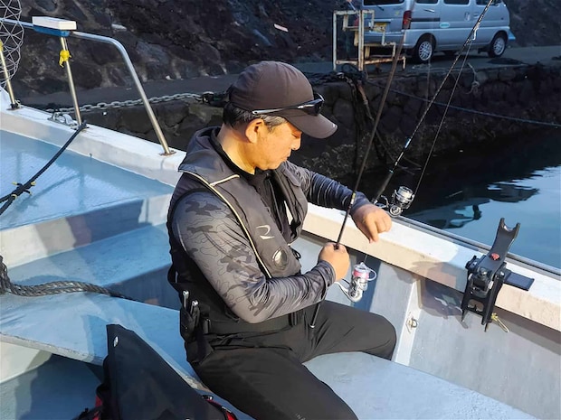 駐車場、船共に明るく照らされており、釣り支度を整えやすい。 &copy;釣りビジョン