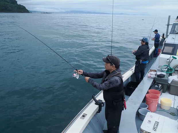 水深も浅くキャストして広範囲を探って行く。 &copy;釣りビジョン