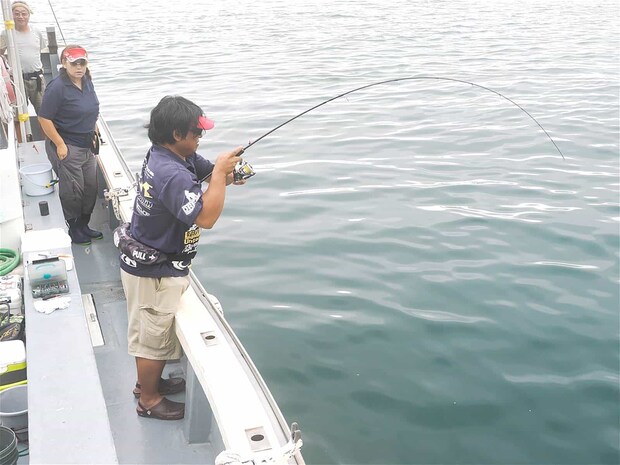 アクションさせ着底する前にヒット。 &copy;釣りビジョン