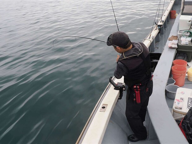 ピックアップ中にヒット。 &copy;釣りビジョン