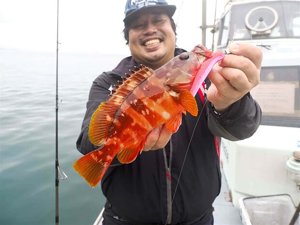 良型を手にして嬉しそう。 &copy;釣りビジョン