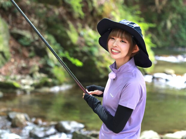 楽しそうに釣りをする最上もが。思わず鼻歌も飛び出てしまう。©釣りビジョン