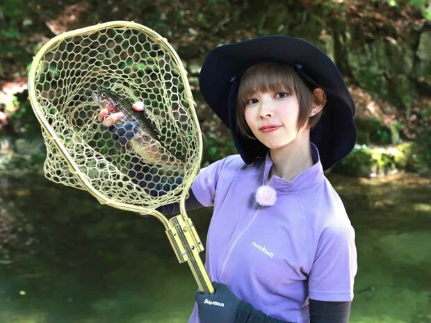 魚を釣りあげて、少しどや顔？©釣りビジョン