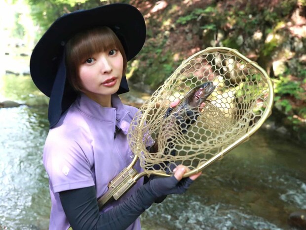 イワナやヤマメを釣りたかったが、なぜか釣れるのはニジマス。©釣りビジョン