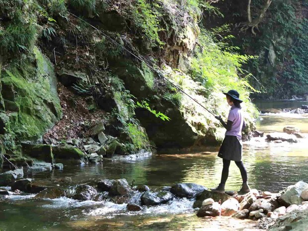 疲れても？休憩なく釣り続ける最上もが。改めて釣りが好きなんだと実感。©釣りビジョン