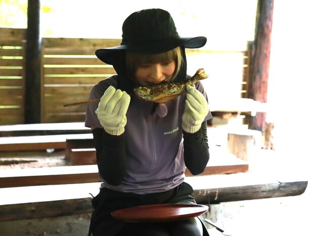 真ん中から魚にかぶりつく最上もが。「美味しい～っ」。©釣りビジョン