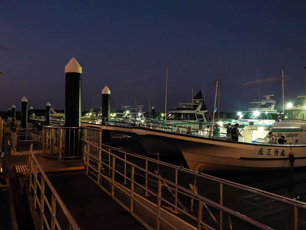 釣り人もワンボックスで港へ。 ©釣りビジョン