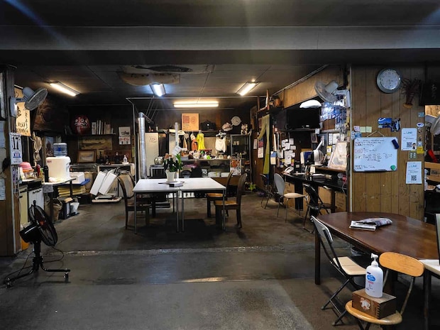 受付が始まる迄、店内で休憩できる。 ©釣りビジョン