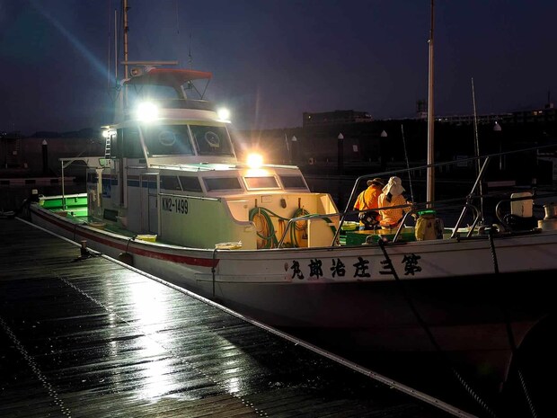 船の灯りも明るく準備しやすい。 ©釣りビジョン
