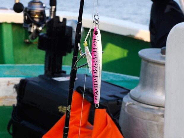 同船したルアーアングラーは40～60gのメタルジグがメイン。 ©釣りビジョン