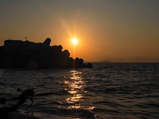 ご来光の中、平塚港を出船。 &copy;釣りビジョン