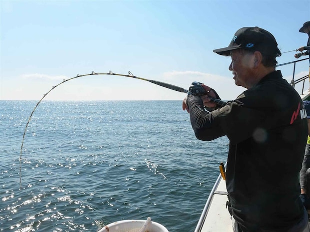 泳がせ仕掛けにヒット。 &copy;釣りビジョン