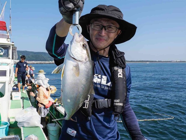 イワシを追っているのでメタルジグも効果がある。 &copy;釣りビジョン