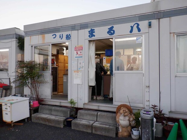 6時20分までに受け付け、チャキチャキの女将が対応してくれる。 ©釣りビジョン