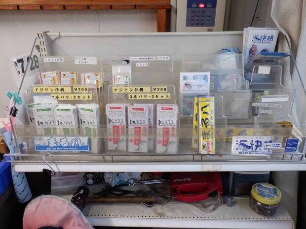 仕掛け類の購入も受付でできる。 ©釣りビジョン