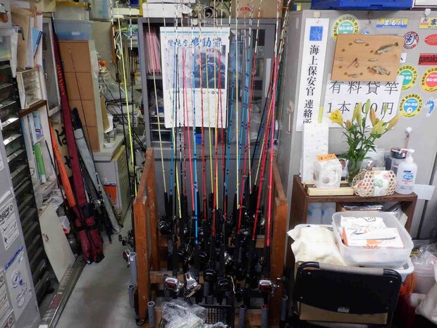 ベイトリール付きの貸竿（有料）、十分用意されている。 ©釣りビジョン