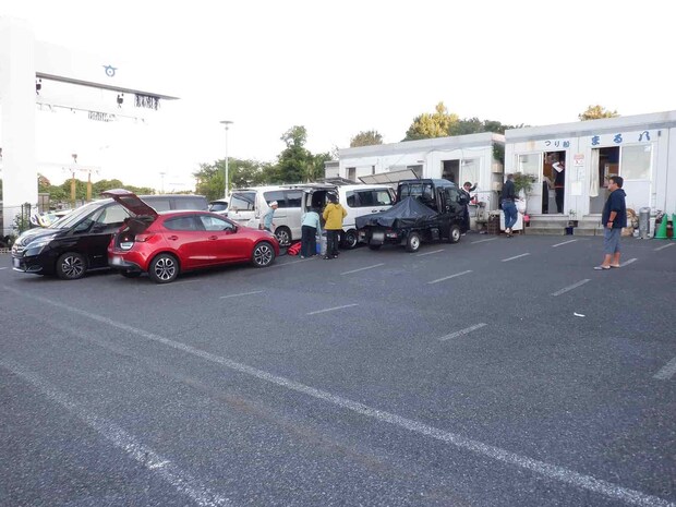 6時までに集合、広い駐車場にスタッフの指示で車を停める。 ©釣りビジョン