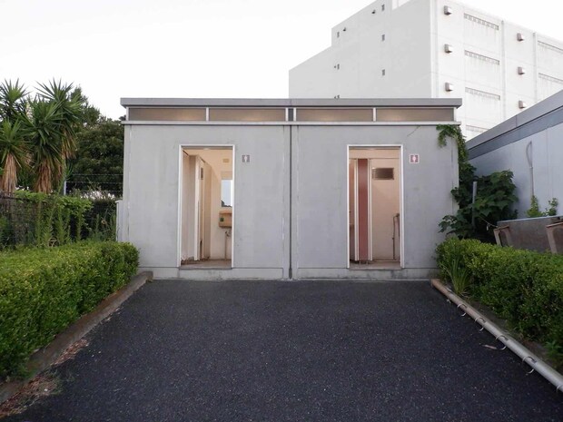 受付の左奥に設置された公衆トイレ。 ©釣りビジョン