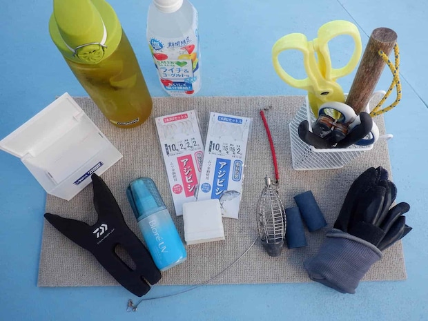 ハサミ、ハリ外し、魚バサミ、手袋or指サック、飲み物、ゴミ入れ、竿掛けなど。 ©釣りビジョン