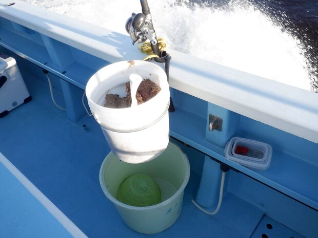 釣り座には、コマセ、エサ、海水桶、ザルが用意されている。 ©釣りビジョン