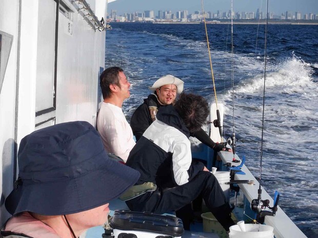 東京の街並みをバックに談笑しながら釣り場へ向かう。 &copy;釣りビジョン