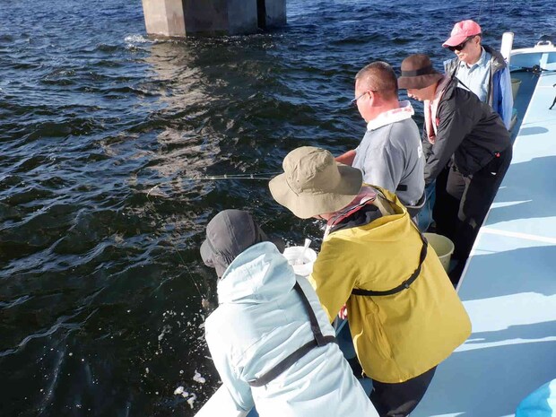 中村船長が初心者の釣り人に釣り方をレクチャー。 &copy;釣りビジョン