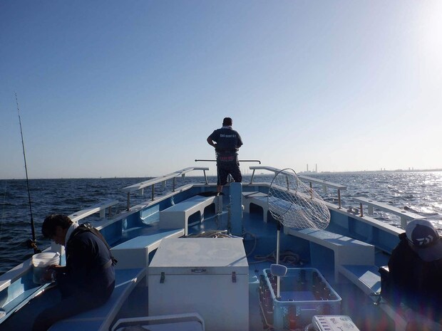 釣り場到着、中村洋平船長がアンカーを入れて船を固定 &copy;釣りビジョン