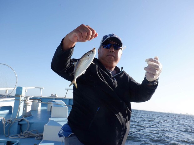 右舷ミヨシ（船首）のエキスパートも快釣！ &copy;釣りビジョン