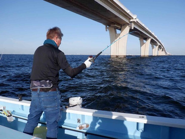 船長の合図で第1投、釣り場は東京湾アクアラインの近くだ。 &copy;釣りビジョン