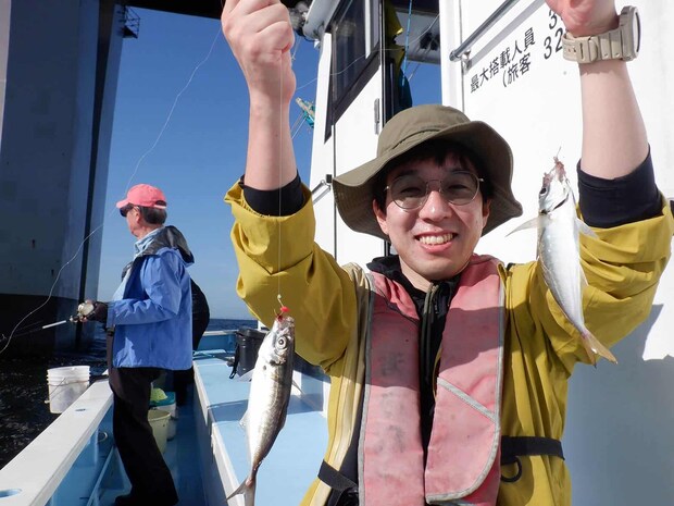 初挑戦の釣り人、コツをマスターしたのかダブルでゲット！ &copy;釣りビジョン