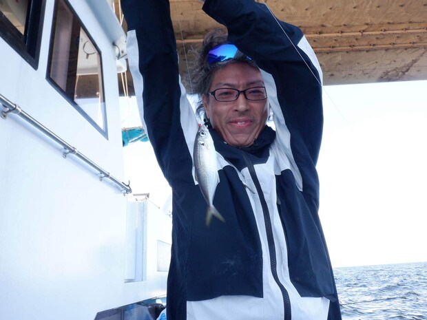 左舷胴の間でも釣れた！コマセが船全体に行き渡ったようだ。 &copy;釣りビジョン