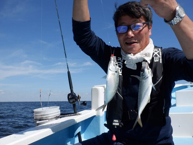 「やりました！美味そうなアジがダブルで釣れました！」 &copy;釣りビジョン