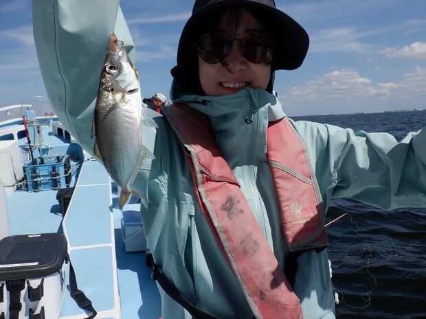 幅広のアジ！三枚に下ろして腹骨すいて皮を剥いて握り寿司が最高！ &copy;釣りビジョン