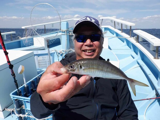 「100匹目のアジです！束釣り達成しました！」と、嬉しそう！ &copy;釣りビジョン